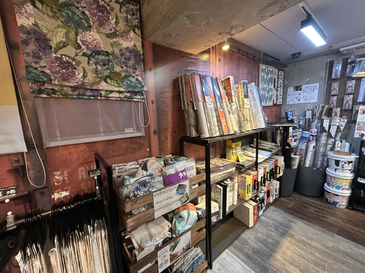 ロールカーテンやクッションカバーを効果的に利用すれば模様替えも簡単